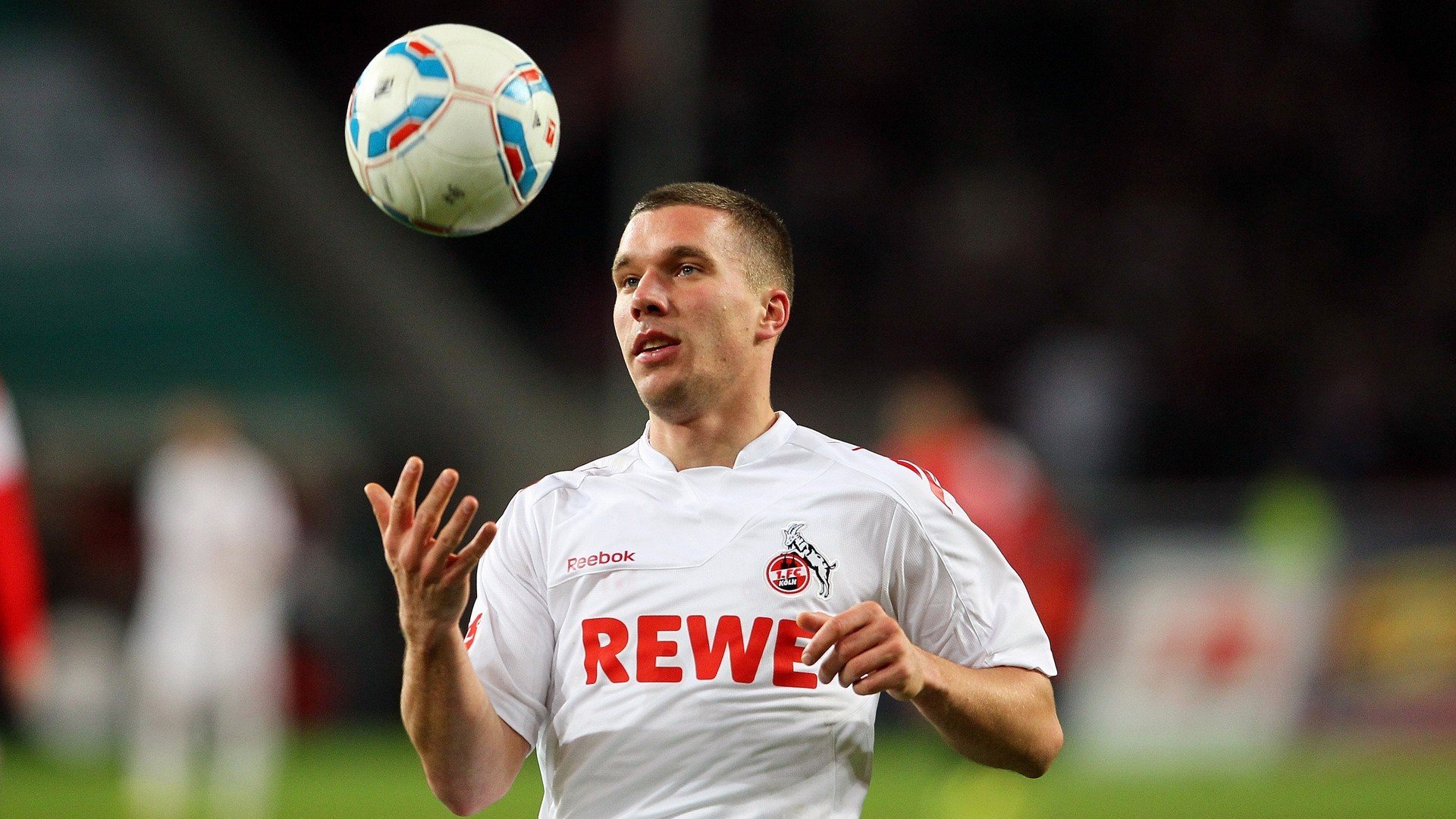 ac米兰中文官方网站-曼联50米抢巴西天才！罗克13球3助引爆英超三强，曼联rojo